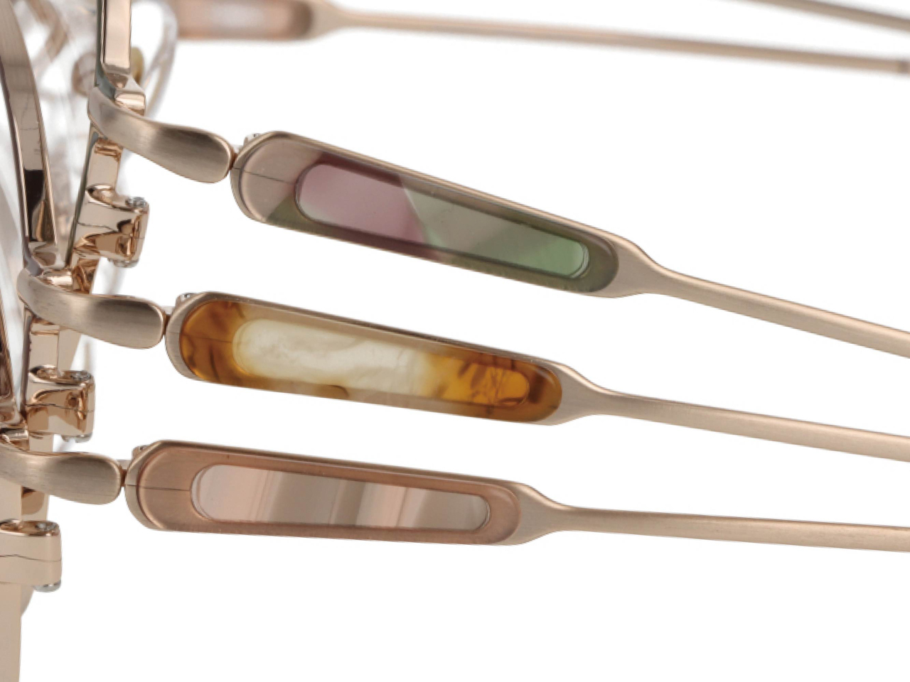 ＊アセチプレート：オトナの装いとして気品のあるサイドビューにこだわりました。こめかみ部分の額縁に美しいアセテート生地が光る職人技。丸みを帯びた蝶番部との対比が秀逸です。