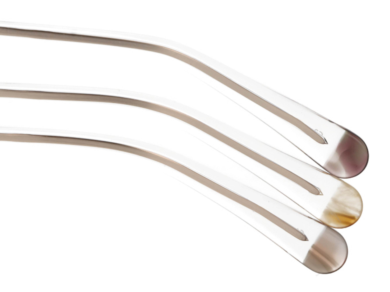 クリアモダン：耳もとをスッキリ見せつつ、メタルモダンのように金属が直接肌に当たらず、フラット形状なので優しいかけ心地になります。