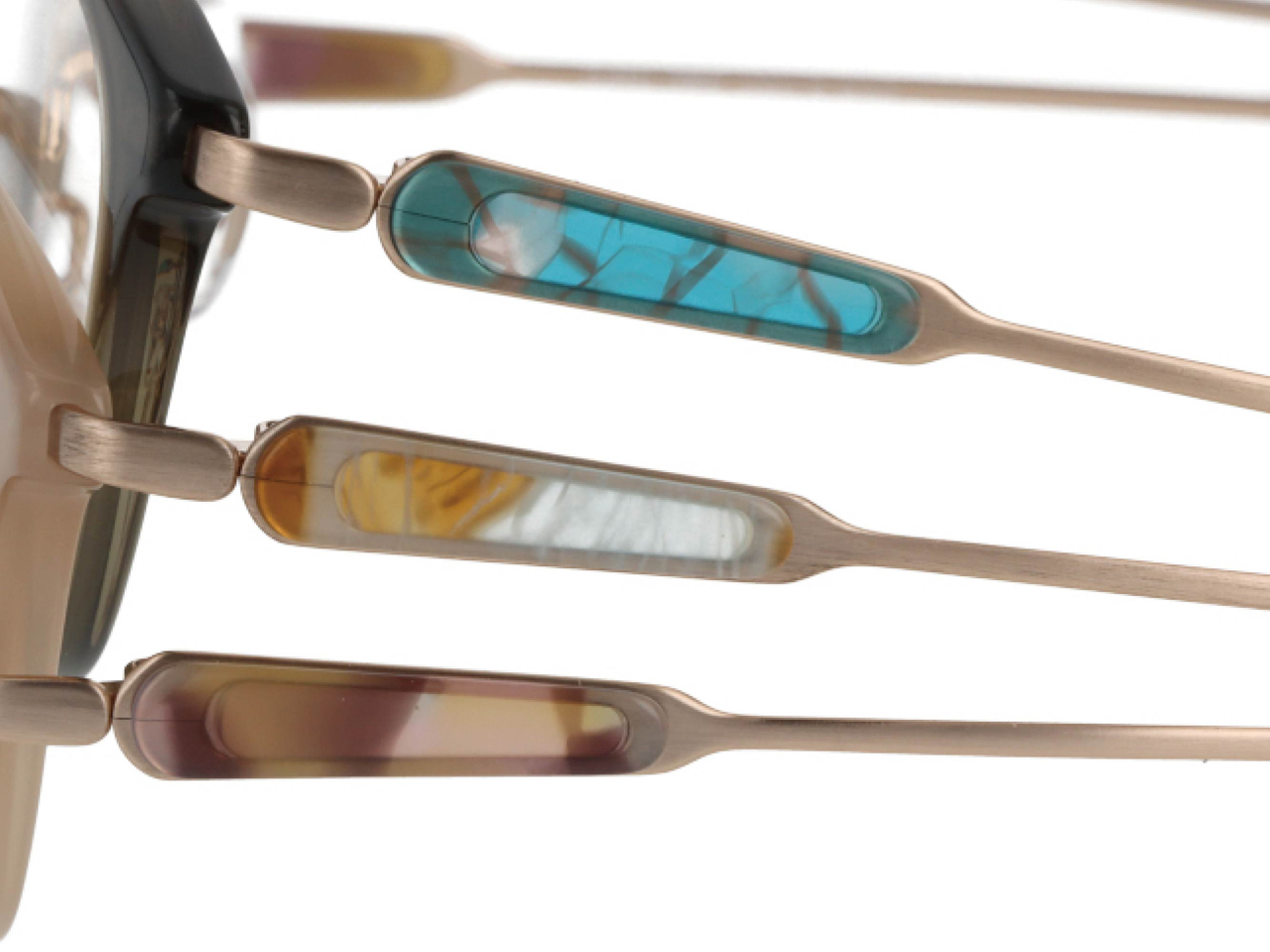 ＊アセチプレート：オトナの装いとして気品のあるサイドビューにこだわりました。こめかみ部分の額縁に美しいアセテート生地が光る職人技。丸みを帯びた蝶番部との対比が秀逸です。