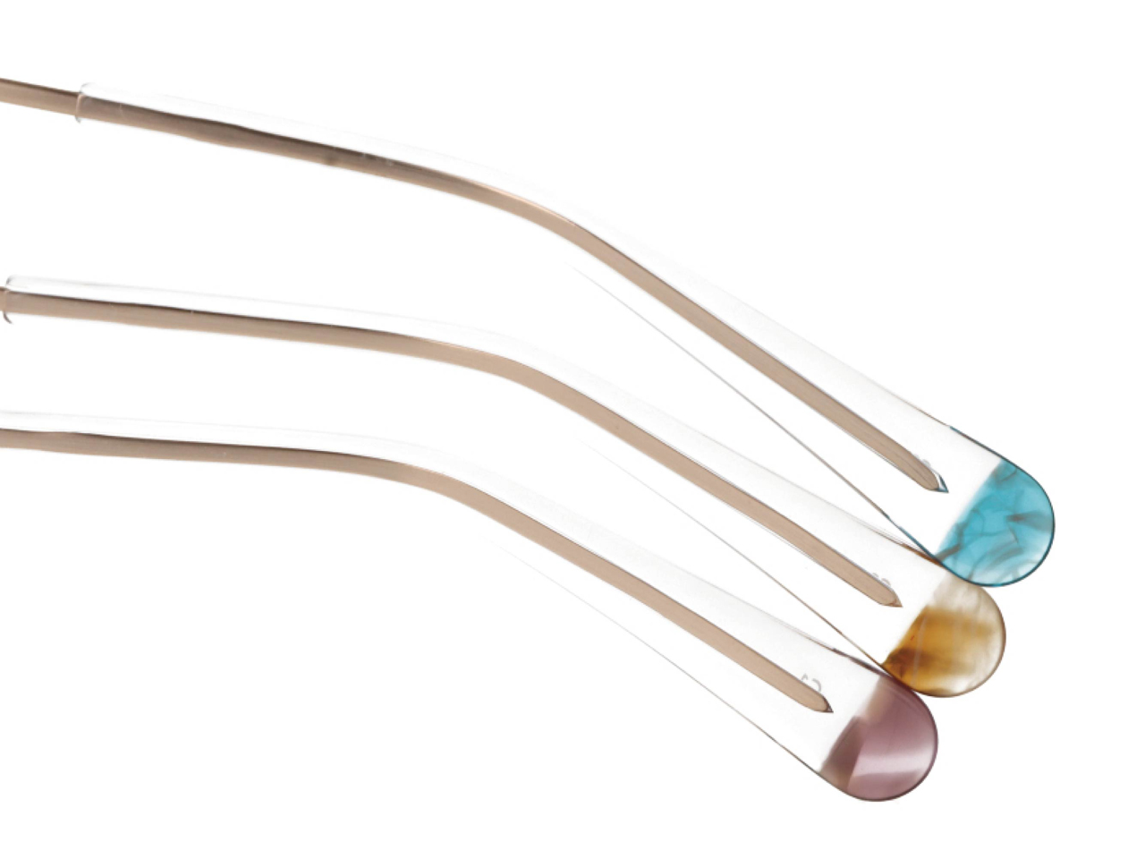 クリアモダン：耳もとをスッキリ見せつつ、メタルモダンのように金属が直接肌に当たらず、フラット形状なので優しいかけ心地になります。