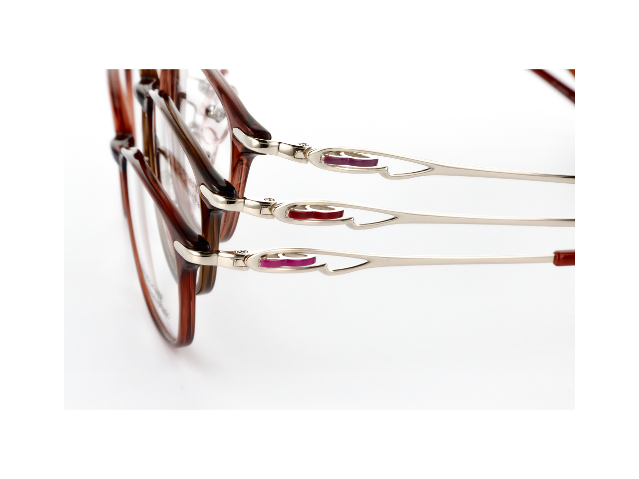 金属委丁番採用で開きや傾斜の調整可能。モダン先のカラーと合わせた七宝で装飾