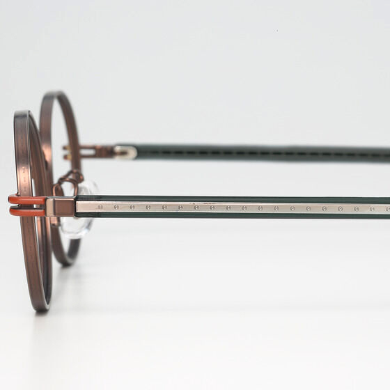 エプロンカラーのグリーンのクリアテンプルは、 サイドにベルトをイメージした丸模様