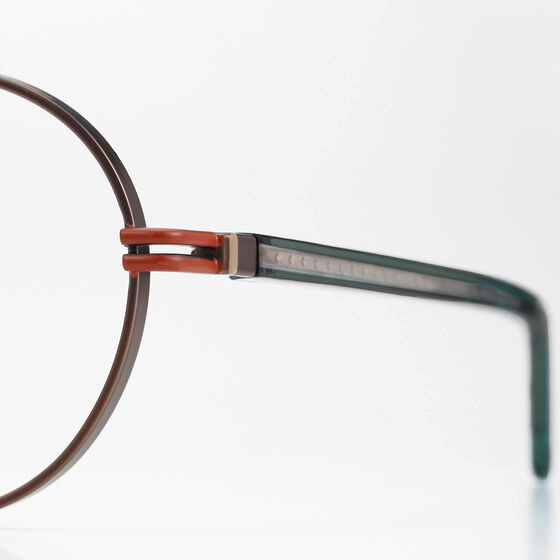 テンプル部分にはサイドのオレンジのワンポイントは、 庭師が携帯する道具をイメージしております。