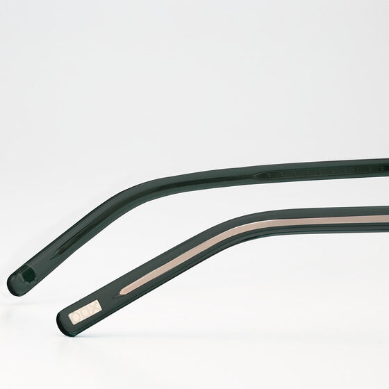 左右それぞれの先端には、目のモチーフと、 エプロン胸部分のアイコンをデザインいたしました。