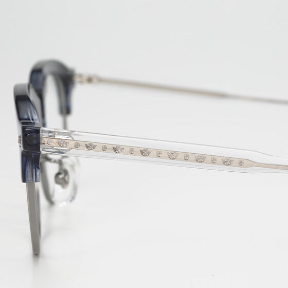 使い鳥をイメージしたホワイトのテンプルは、クリア素材でトレンドのデザイン