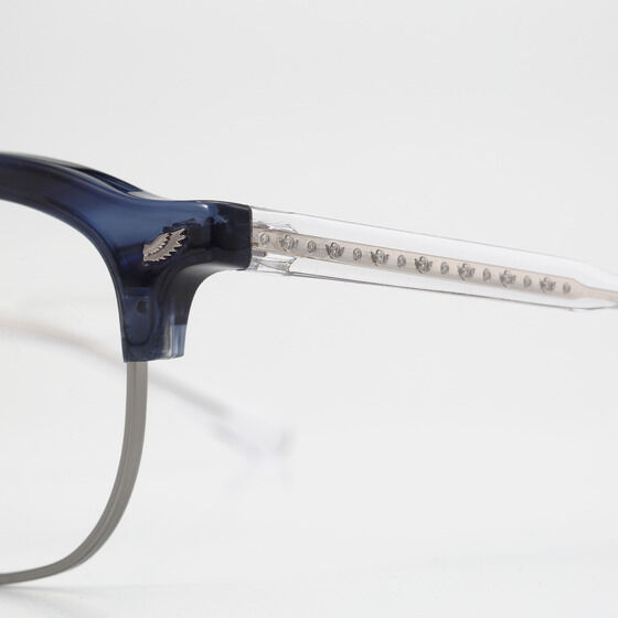 フレーム横には使い鳥の羽をイメージしたモチーフ、テンプルサイドには予言のモチーフ