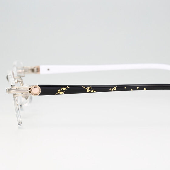 左右それぞれで、「白」と「黒」をイメージしたテンプル