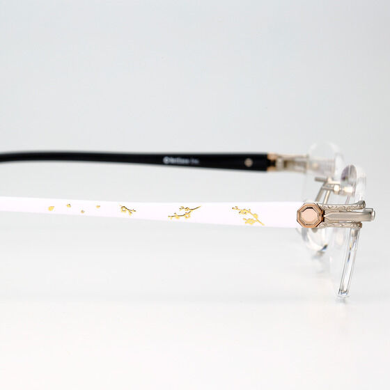 左右それぞれで、「白」と「黒」をイメージしたテンプル