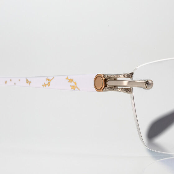 ブリッジと片方のヨロイには、白黒無常の顔の模様からインスピレーションを得た模様