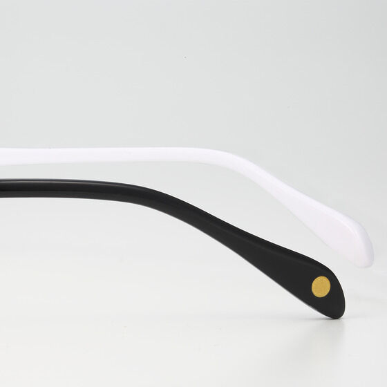 左右それぞれのテンプルの先端には、胸部分の装飾をイメージした紫とゴールドのワンポイントデザインをあしらいました