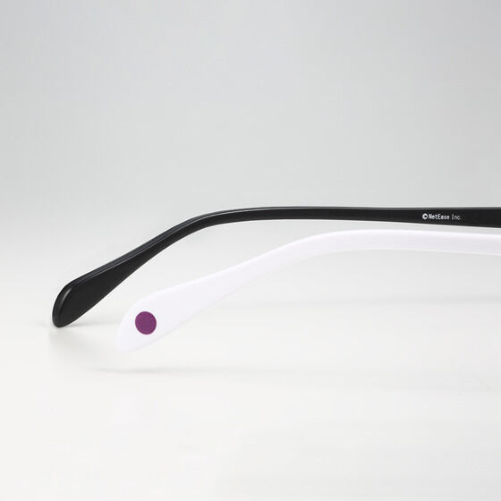 左右それぞれのテンプルの先端には、胸部分の装飾をイメージした紫とゴールドのワンポイントデザインをあしらいました