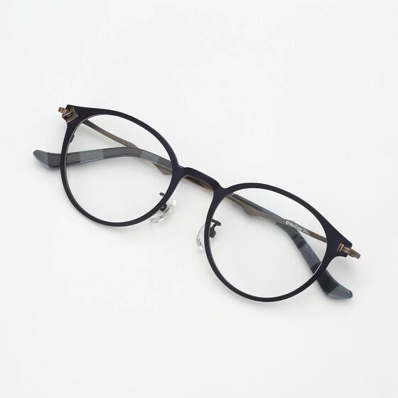 衣装をイメージしたネイビーのメタルフレームは、ボストン型の細めのデザイン