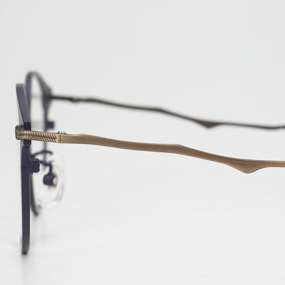 フレームのサイドには、ロープと斧をモチーフにした装飾