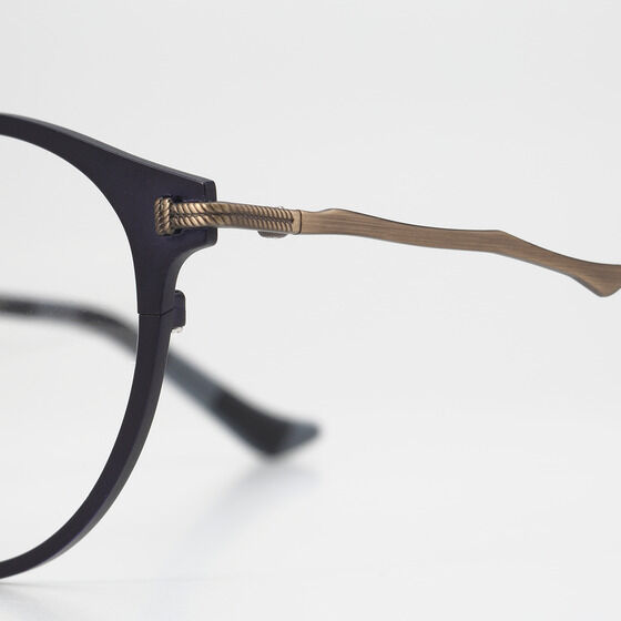 フレームのサイドには、ロープと斧をモチーフにした装飾