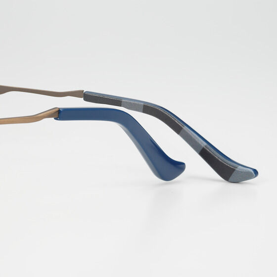 釜の持ち手をイメージしたテンプルとモダン内側にのストライプ柄もポイント