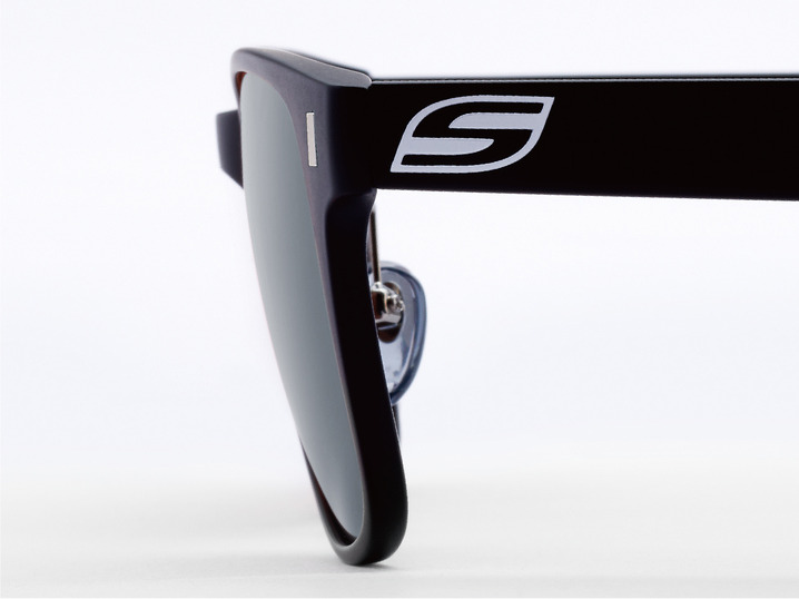 下方視しやすい快適設計「スラントシステム」。