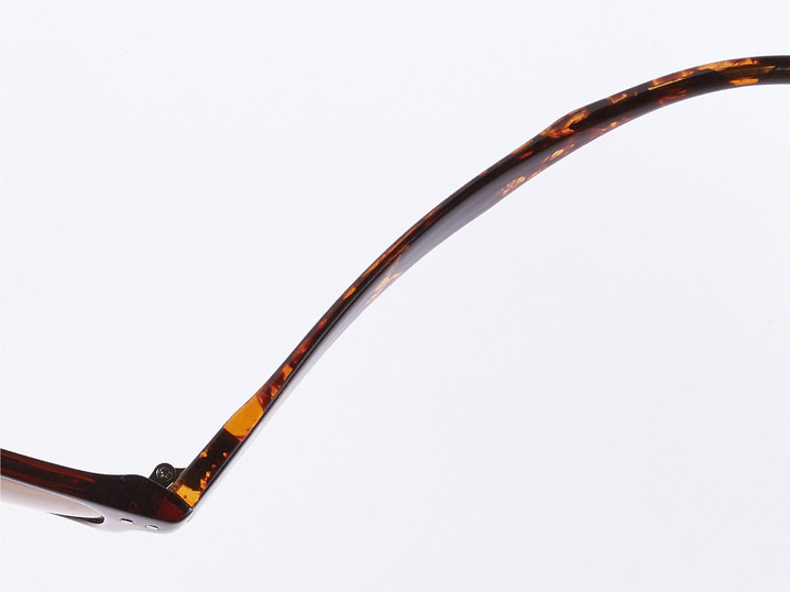 弾性と軽量性に富んだスイスマテリアル「TR90」。