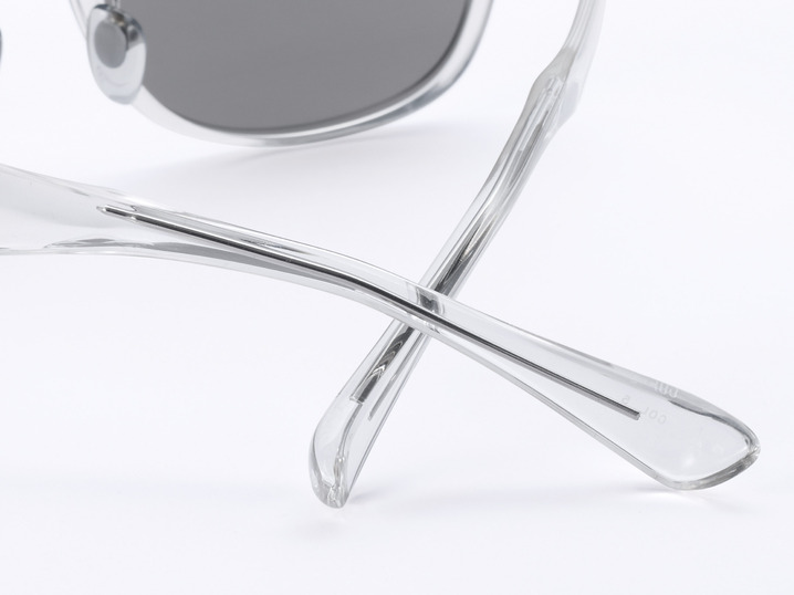 耳掛け部に芯金を挿入することで程よい微調整が可能。